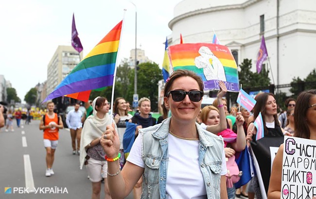 В колонне участников Марша равенства время от времени происходят стычки